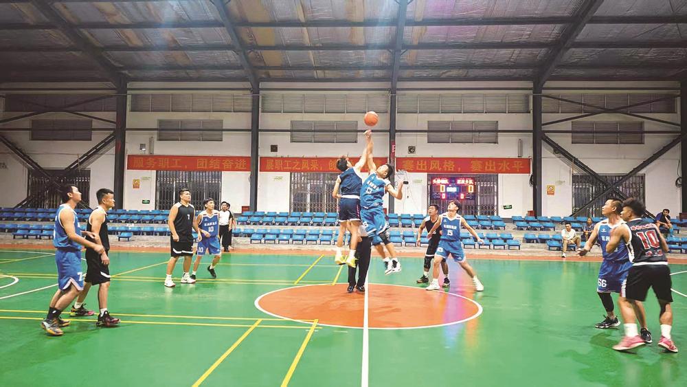 赛场上展现, 头排镇人民