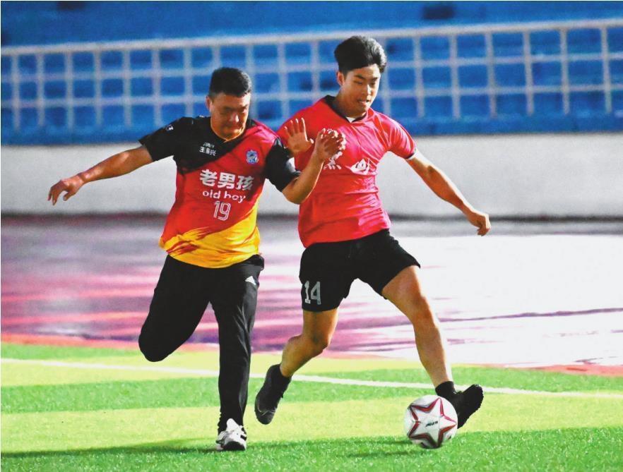 万人的看台, 支部书记刘